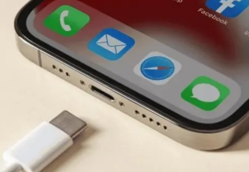 鄂城苹果15维修分享iPhone15改USB-C接口后能和安卓用户互借充电器吗 